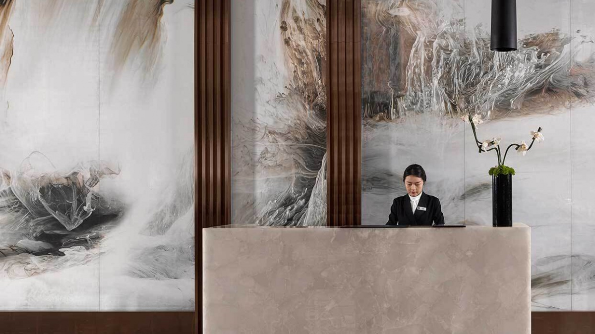 Jak protiepidemické restrikce polevují, Mews hlásí rekordní platby za ubytování v hotelech