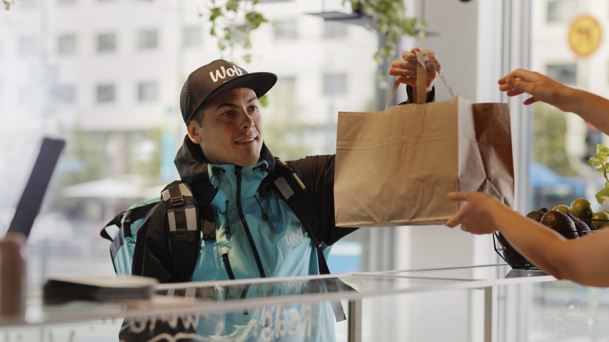 Wolt otevírá svůj první kamenný obchod Wolt Market v Česku. Bude z něj rozvážet potraviny