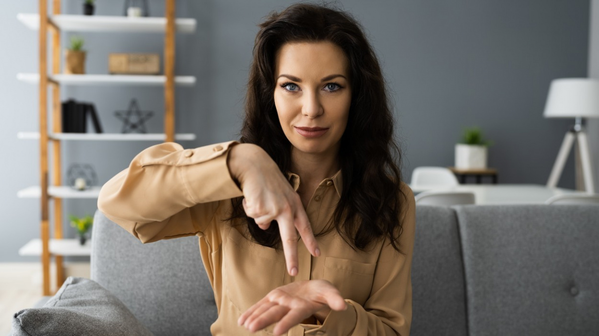 Český startup Deafcom s globálními ambicemi digitalizuje tlumočení pro neslyšící