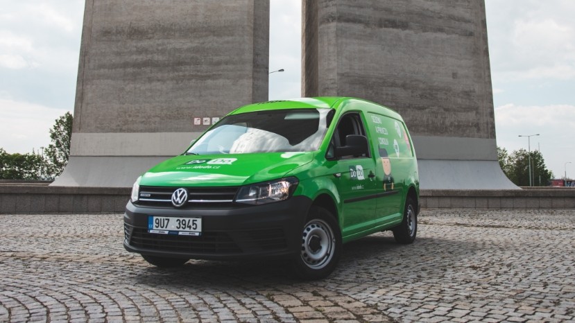 DoDo nově spolupracuje s Penny. kurýr potraviny nejen rozváží, ale i sám kompletuje objednávku