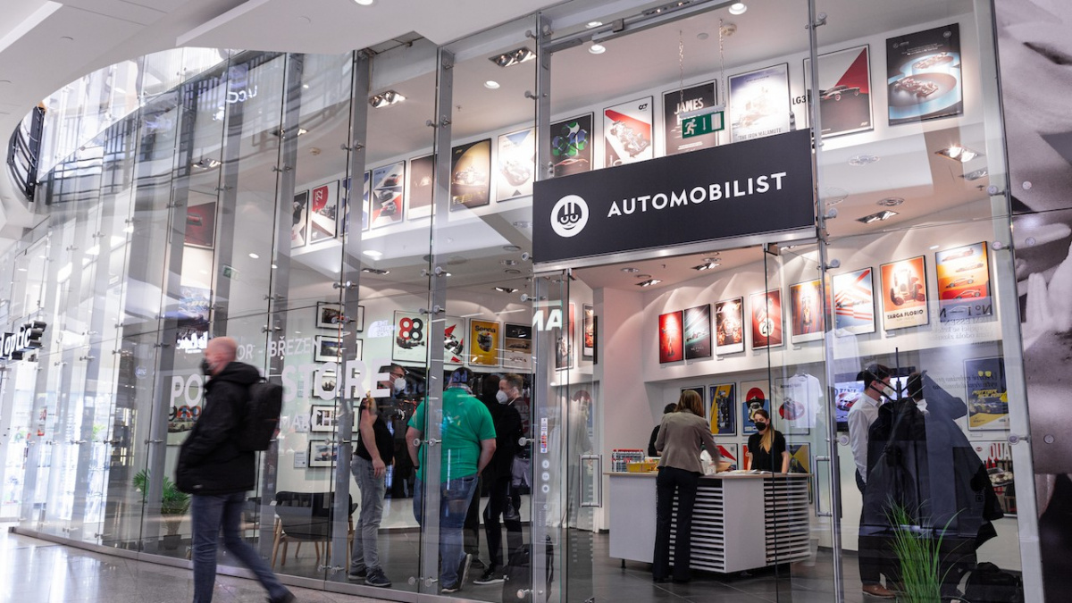 Automobilist otevírá svou první českou prodejnu. Přijďte si prohlédnout motoristické obrazy