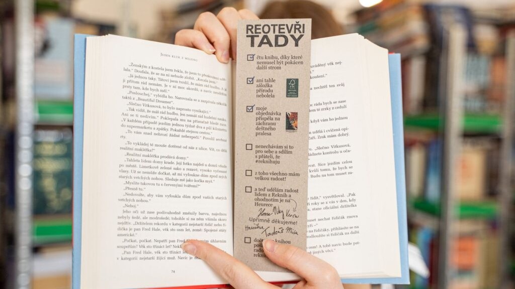 Reknihy prodejem použitých knih ušetřily tisíc stromů a připojují se k snahám zalesnit planetu