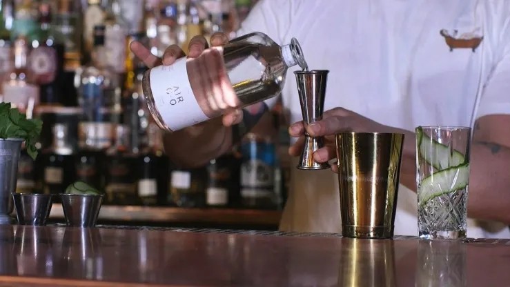 Americký startup Air Company vyrábí ekologickou vodku ze skleníkových plynů