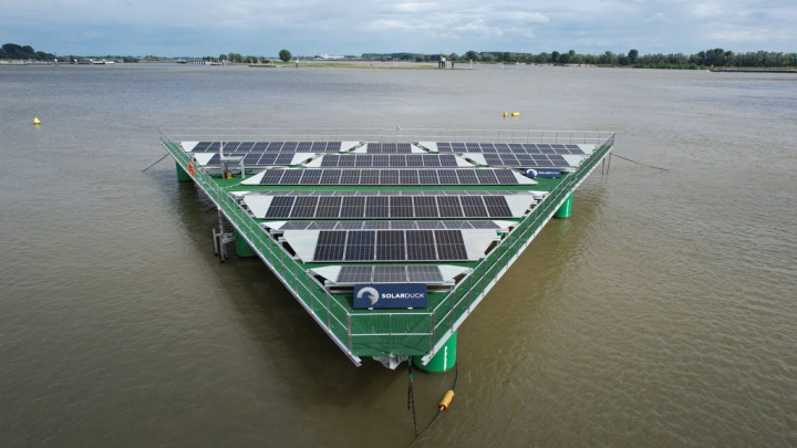 Dochází místo na solární panely. Nizozemsko-norský startup SolarDuck je vyšle na moře