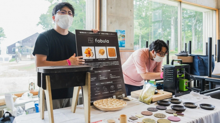 Pevný, ekologický a jedlý. Japonský startup Fabula vyrábí cement ze zbytků jídla