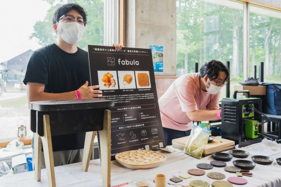 Pevný, ekologický a jedlý. Japonský startup Fabula vyrábí cement ze zbytků jídla