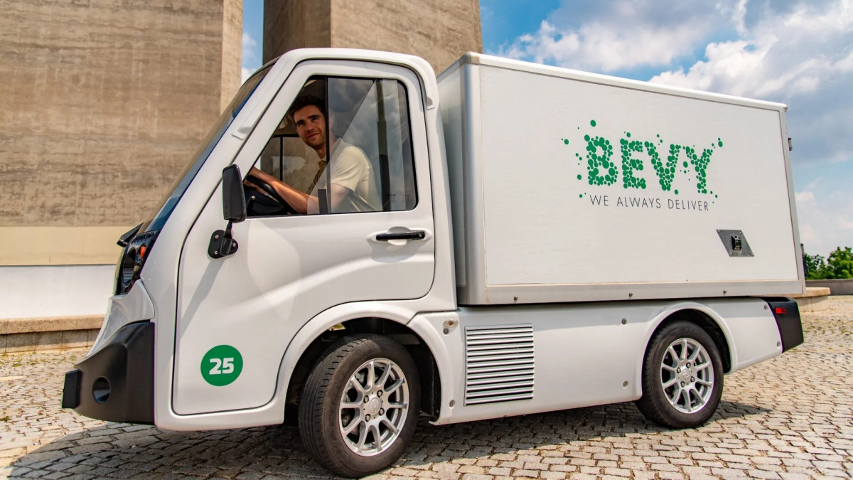 Dynamické plánování tras, udržitelnost a elektromobilita. Přepravní společnost Bevy.city získává investici 1 milion eur