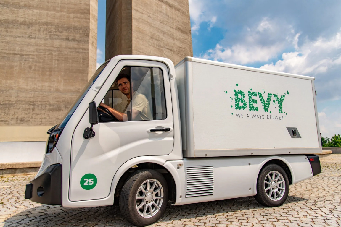 Dynamické plánování tras, udržitelnost a elektromobilita. Přepravní společnost Bevy.city získává investici 1 milion eur